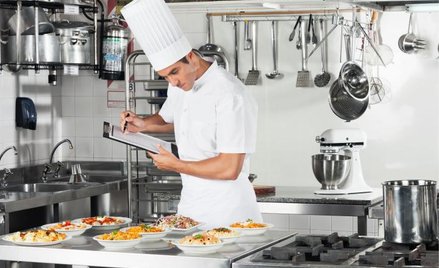 Na Podkarpaciu nie słabnie zapotrzebowanie na pracowników w gastronomii. Poszukiwanie są m.in. szefo