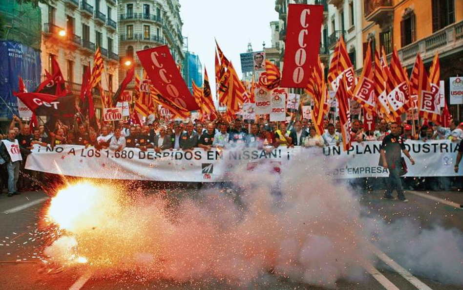 Nie zwalniajcie ich – apelowali związkowcy podczas protestu w Barcelonie. Z powodu spadku sprzedaży 