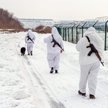 Funkcjonariusze ukraińskich służb granicznych patrolują granicę z Rosją w okolicy Charkowa