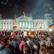 3 października 1990 Entuzjazm pod gmachem Reichstagu, który przez lata podupadał w NRD