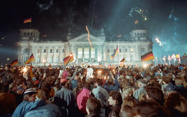 3 października 1990 Entuzjazm pod gmachem Reichstagu, który przez lata podupadał w NRD