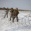 Ukraińscy żołnierze instalują drut kolczasty w pobliżu linii frontu w pobliżu Kupiańska