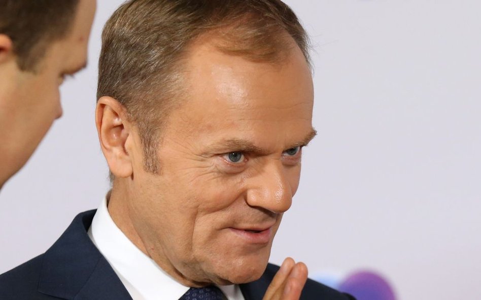 Donald Tusk zyskuje na atakach PiS