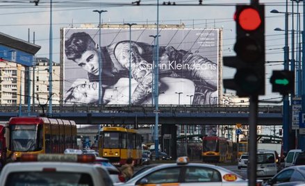 Stereotypy w reklamie są na cenzurowanym. A co z prowokacją? (billboard w centrum Warszawy)