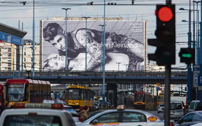 Stereotypy w reklamie są na cenzurowanym. A co z prowokacją? (billboard w centrum Warszawy)