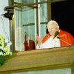 Jan Paweł II w oknie Domu Arcybiskupów Krakowskich w 1999 r.