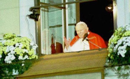 Jan Paweł II w oknie Domu Arcybiskupów Krakowskich w 1999 r.