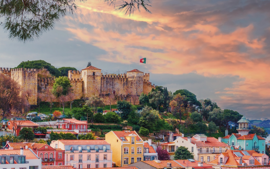 Panorama Lizbony z widocznym na wzgórzu Zamkiem Świętego Jerzego (port. Castelo de São Jorge). Zamek