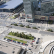 Widok na działkę przy Chmielnej 70 (tam gdzie trawnik, drzewa i parking).