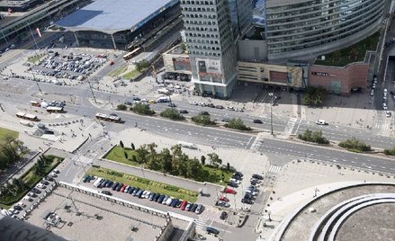 Widok na działkę przy Chmielnej 70 (tam gdzie trawnik, drzewa i parking).