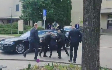 Po zamachu ochroniarze przenoszą Roberta Fico do samochodu