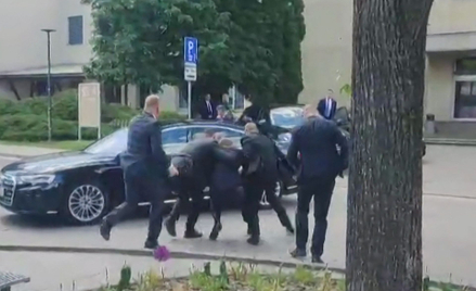 Po zamachu ochroniarze przenoszą Roberta Fico do samochodu