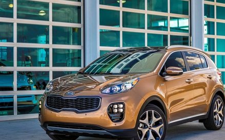 Kia, która jest teoretycznie "tańszą" marką w koncernie razem z Hyundaiem, zaliczyła wyższą pozycję.