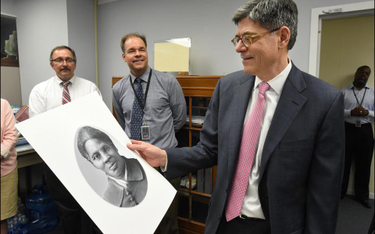 Sekretarz Skarbu administracji Baracka Obamy prezentuje wzór banknotu z portretem Harriet Tubman