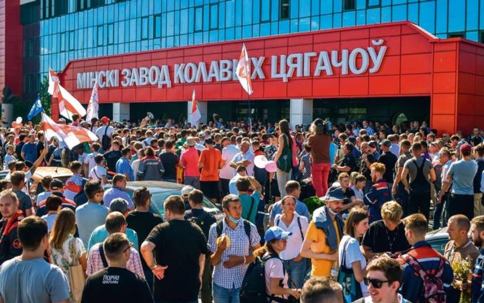 Pracownicy Mińskiej fabryki MZKT (pojazdy ciężarowe i podwozia) protestowali gdy w środku przemawiał