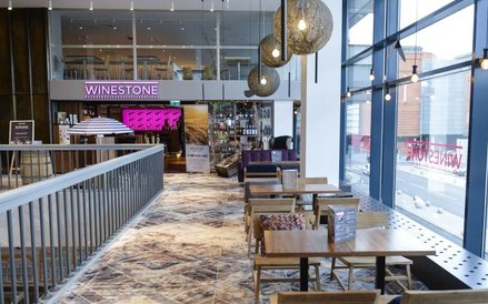 Na antresoli działa restauracja Winestone