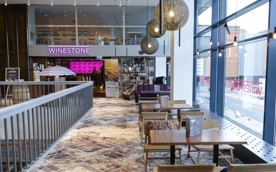Na antresoli działa restauracja Winestone