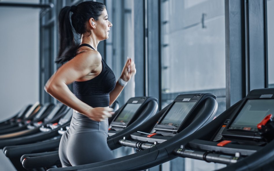 Polacy regularnie odwiedzający siłownie najchętniej korzystają z bieżni.