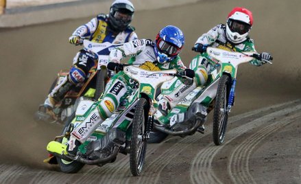 Inauguracyjny bieg meczu Włókniarz - Get Well. Sebastian Ułamek (kask niebieski) i Leon Madsen (czer
