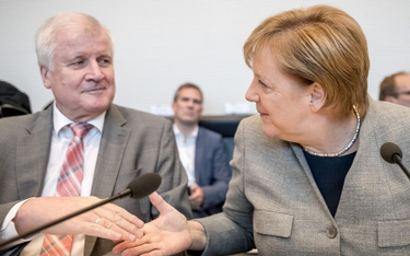 Niemieckie media: Wynik wyborów w Bawarii szansą dla Merkel. Na pozbycie się Seehofera