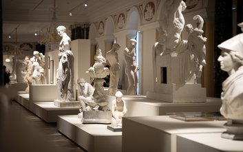 Fragment wystawy Anatomia antyku. Ciało i ruch w rzeźbie