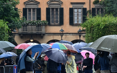Po śmierci Silvio Berlusconiego przed pałacem Villa San Martino w Arcore pod Mediolanem ustawiały si