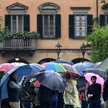 Po śmierci Silvio Berlusconiego przed pałacem Villa San Martino w Arcore pod Mediolanem ustawiały si