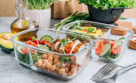 Dieta zgodna z AHEI zakłada duże spożycie owoców, warzyw, produktów pełnoziarnistych, orzechów, strą