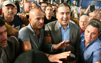 Micheil Saakaszwili witany na lotnisku w Kijowie