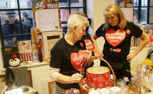 Wolontariusze w sztabie WOŚP w Dąbrowie Górniczej. Hasło 32. Finału Wielkiej Orkiestry Świątecznej P