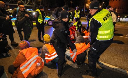 Zorganizowana przez aktywistów z Ostatniego Pokolenia blokada Wisłostrady w okolicach Mostu Gdańskie