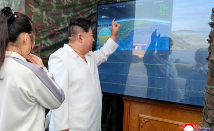 Kim Dzong Un wraz z córką obserwował test nowej, północnokoreańskiej broni
