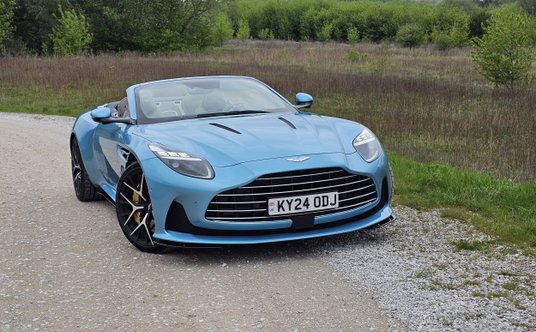 Aston Martin DB12 Volante