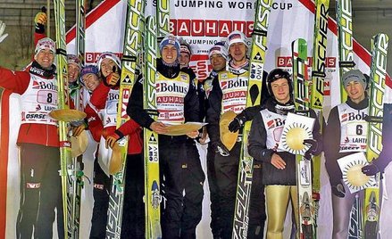 Polscy skoczkowie na trzecim miejscu konkursu drużynowego. Z prawej Kamil Stoch i Tomasz Byrt