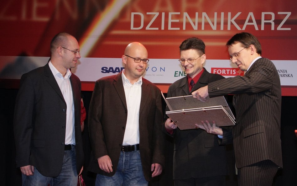 Zdobywcy nagrody Grand Press 2007 w kategorii News. Drugi od prawej – Leszek Kraskowski