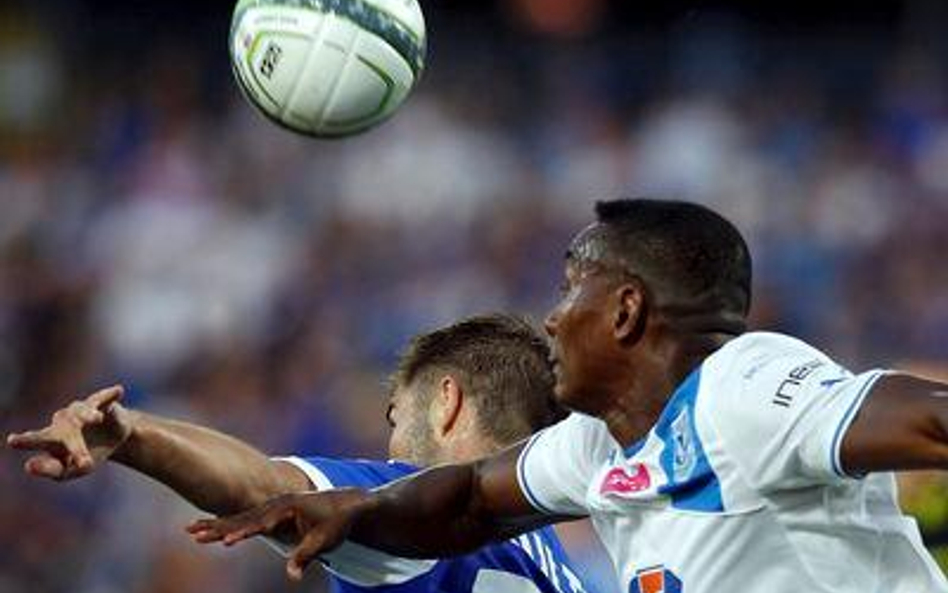 Zawodnik Ruchu Chorzów Pawel Sultes (z lewej) walczy o piłkę z Manuelem Arboledą z Lecha Poznań