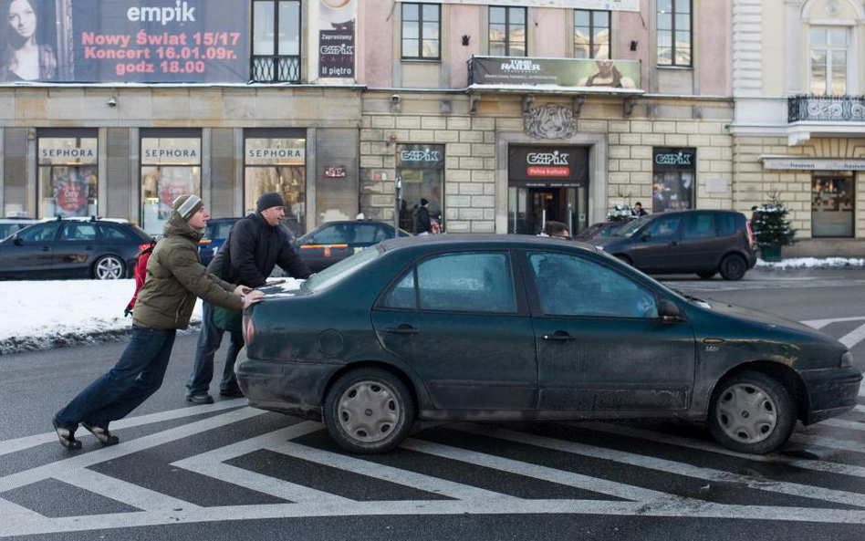 Kiepski rok dla polskiej motoryzacji. Branża chce zmian w prawie