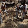 Pracownicy służby zdrowia wykopują ciała w Nasser