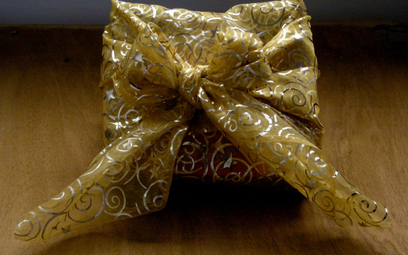 Prezent świąteczny zapakowany zgodnie z tradycją furoshiki.