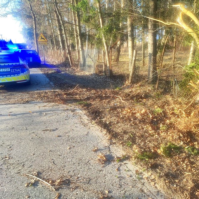 Młody mężczyzna w ogóle nie posiada prawa jazdy. Mimo braku uprawnień i bycia pod znacznym wpływem a