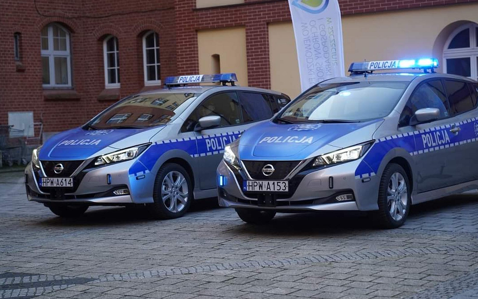 Policja wzbogaciła się o nowe radiowozy. To Seaty Leon i elektryczne Nissany Leaf