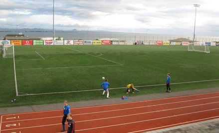 Islandia - boisko ze sztuczną trawą nad oceanem (aglomeracja Reykjaviku)