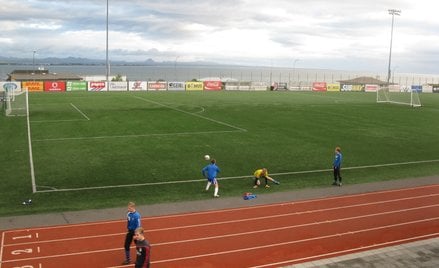 Islandia - boisko ze sztuczną trawą nad oceanem (aglomeracja Reykjaviku)