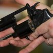 Policjanci najczęściej przechowują broń w domu. Samobójstwa przy jej użyciu popełniają poza godzinam