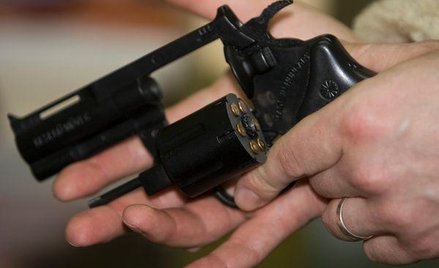 Policjanci najczęściej przechowują broń w domu. Samobójstwa przy jej użyciu popełniają poza godzinam