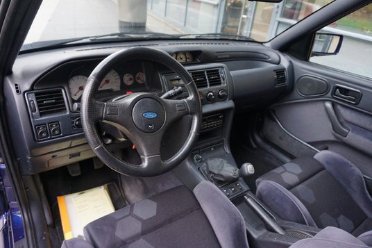 Potężny spojler wygląda absurdalnie, ale zapewnia docisk do podłoża przy dużych prędkościach.