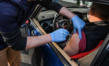 Punkty szczepień drive-thru. Grzesiowski: Rozwiązanie z thrillera o pandemii