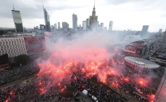 Marsz Powstania Warszawskiego 2023 w godzinę "W" na rondzie Dmowskiego w Warszawie