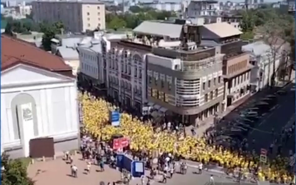 Szwedzki potop: kilka tysięcy kibiców maszeruje przez centrum Niżnego Nowgorodu