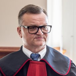 Prokurator Piotr Kosmaty na sali Sądu Apelacyjnego w Poznaniu